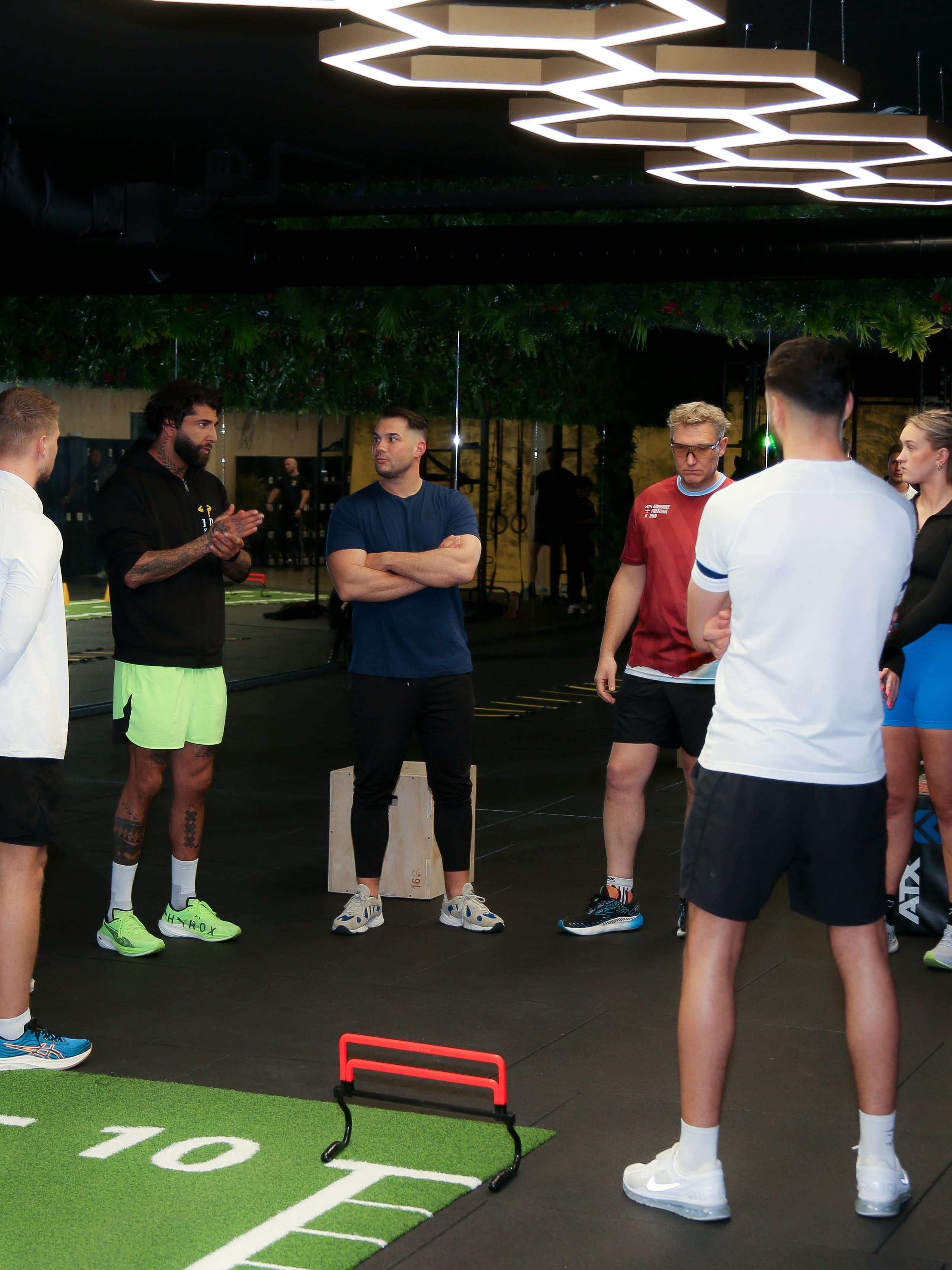 Coach begeleidt een klant tijdens een training