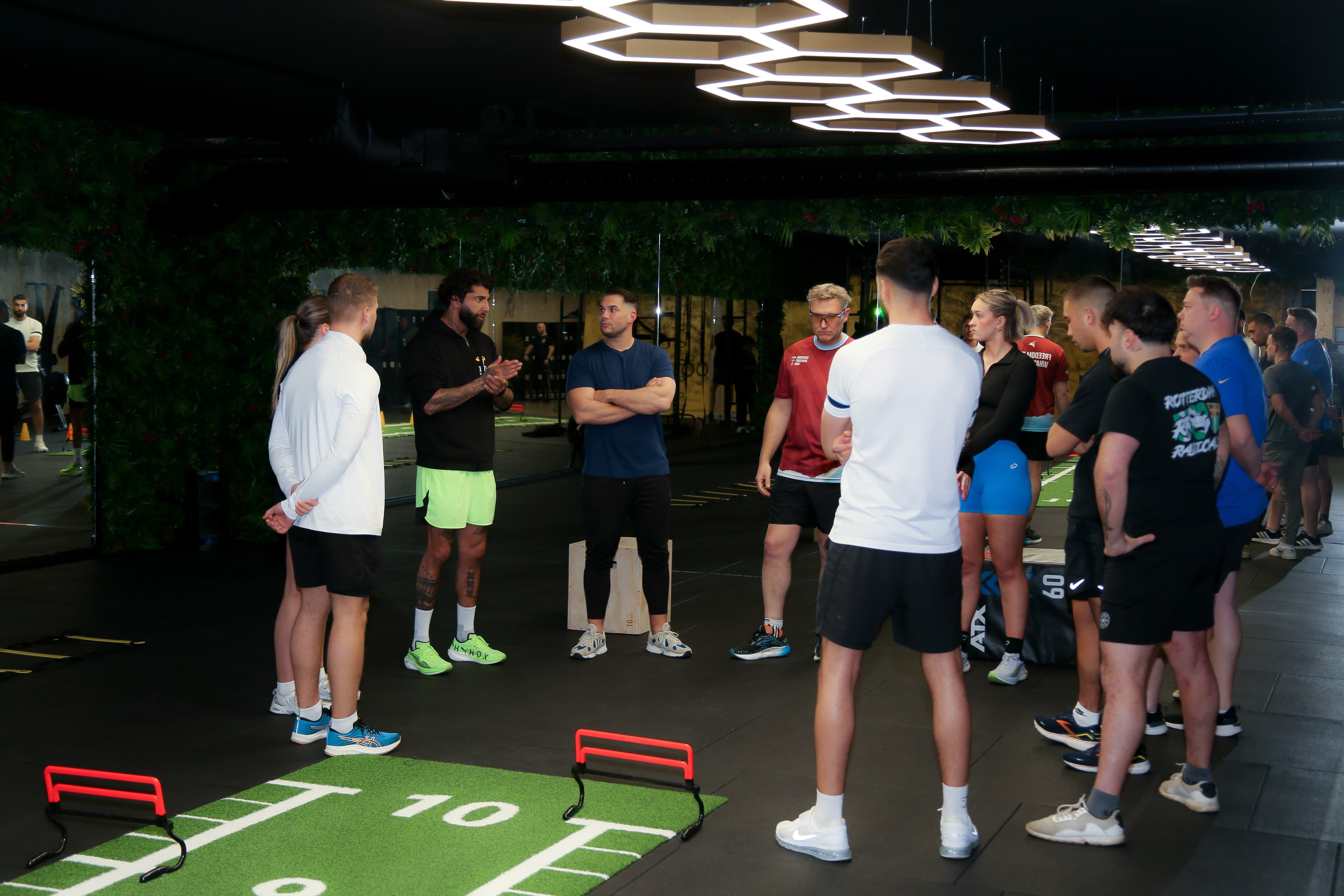 Roman legt een trainingsblok uit aan een groep sporters