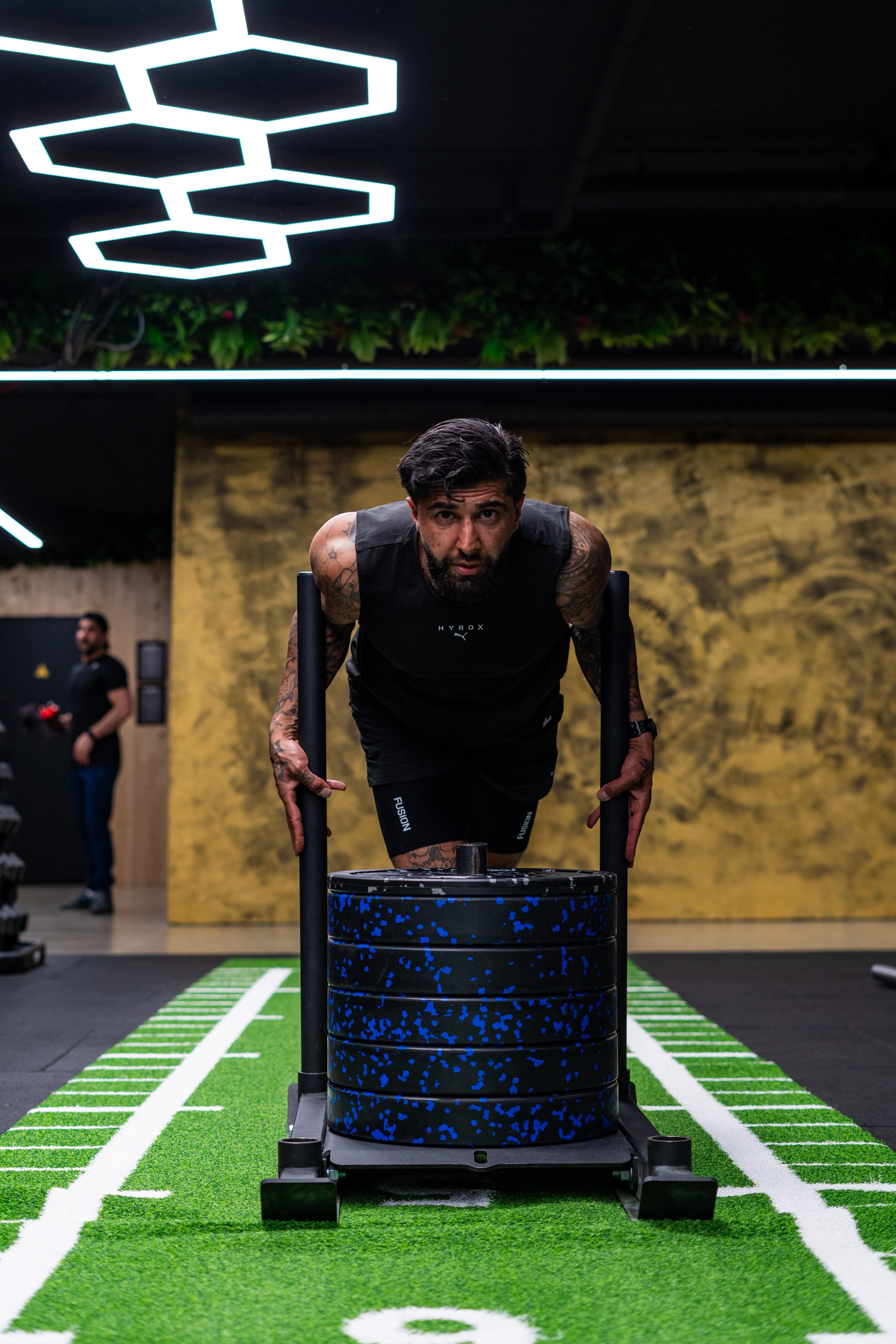 Roman traint op de dipstation in de gym